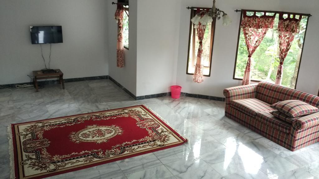 Villa Sabrina Bumi Ciherang Panjaweujan Exterior photo