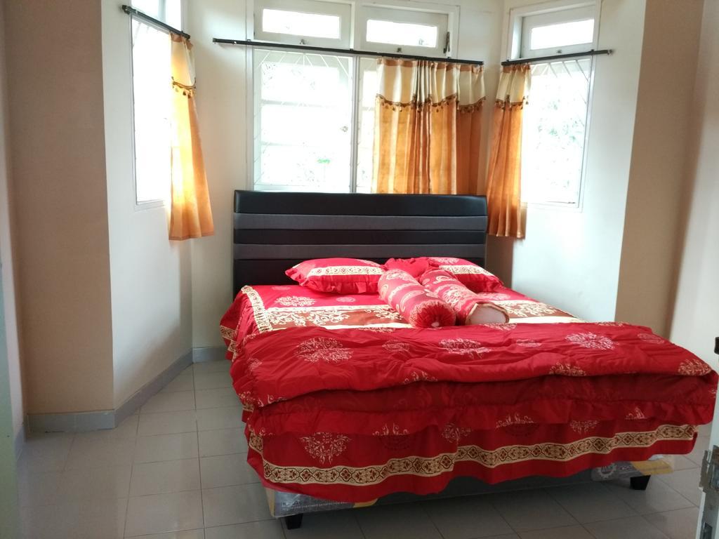 Villa Sabrina Bumi Ciherang Panjaweujan Exterior photo
