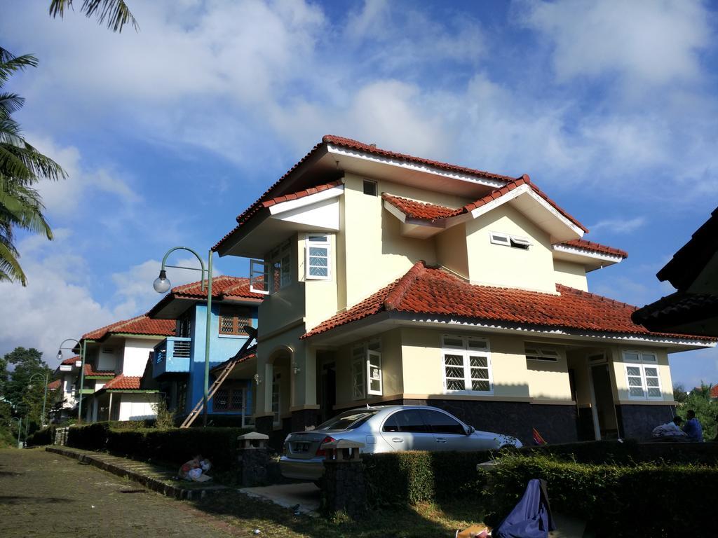 Villa Sabrina Bumi Ciherang Panjaweujan Exterior photo